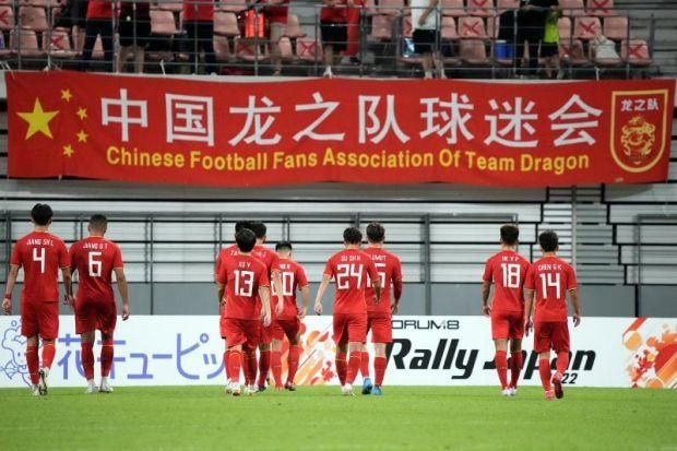 第25分钟，恰尔汉奥卢中路和巴雷拉撞墙配合后一脚爆射稍稍偏出。